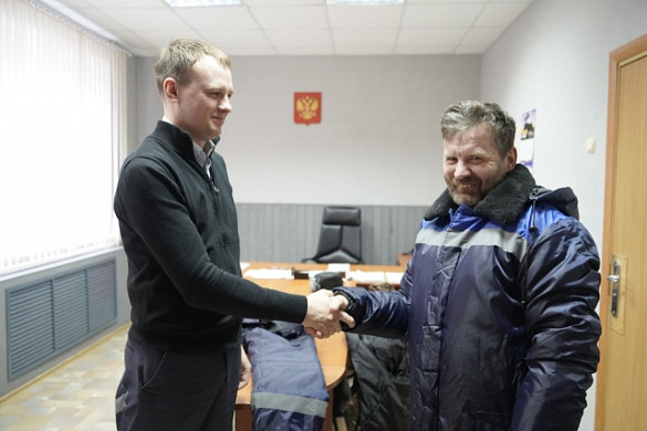 Фурмановская администрация подарила чистомену Михаилу Сонину зимний костюм